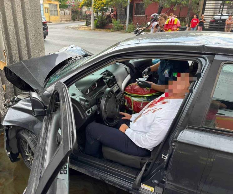 Impacta auto contra columna del Metro