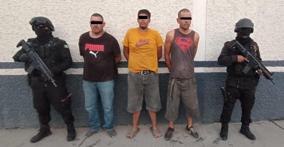 Arrestan a tres hombres con droga y arma de fuego