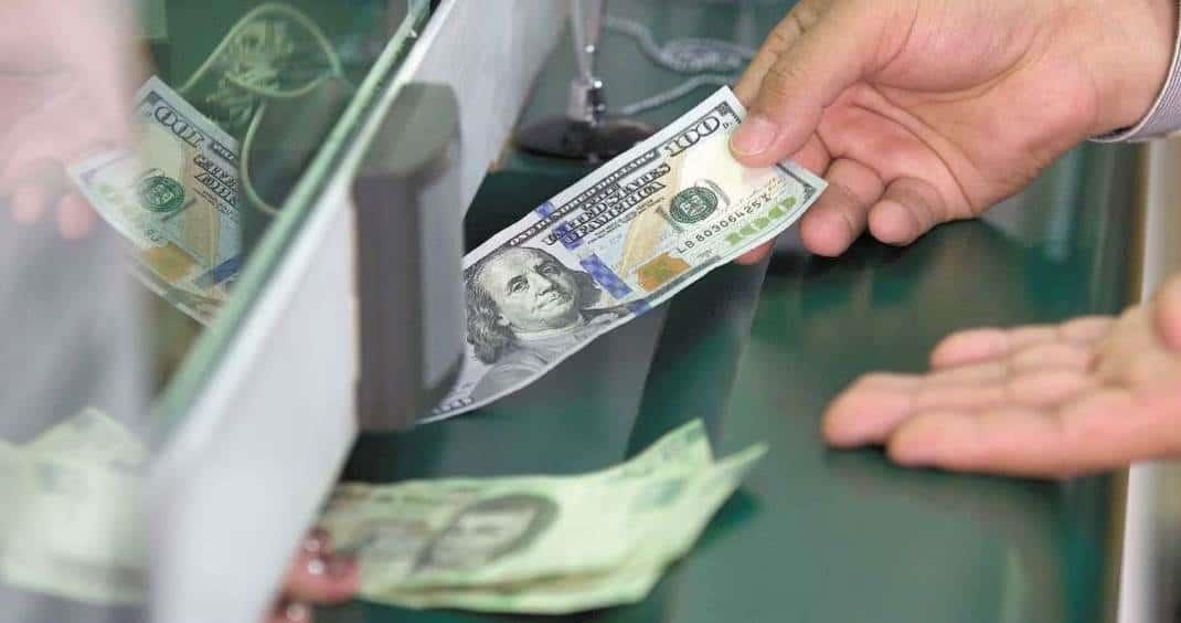 Peso arranca la semana con pérdidas y cierra en 19.28