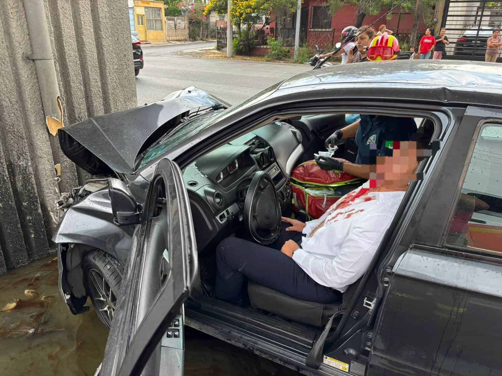 El conductor de un vehículo resultó lesionado luego de estrellarse contra una columna del metro, ayer en la Colonia Unidad Modelo, al norte del municipio de Monterrey.