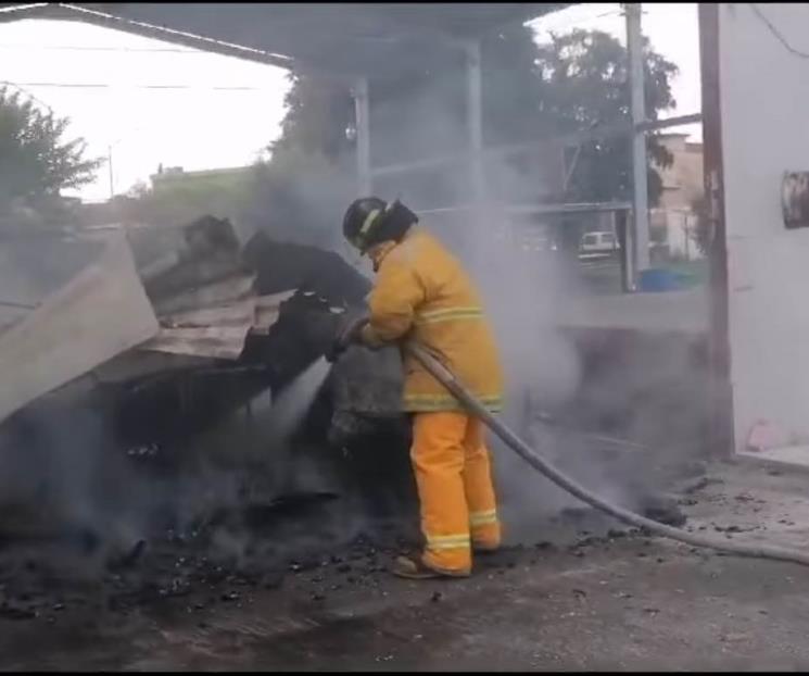 Arde estanquillo en escuela primaria