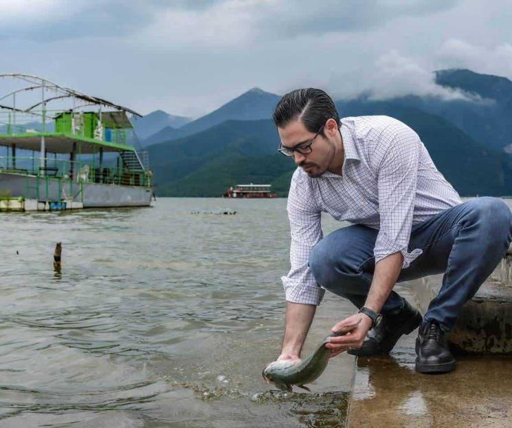 Participa David de la Peña en siembra de peces en La Boca