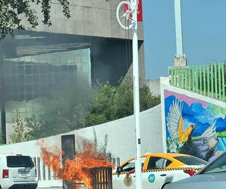 Arden botes de basura en la Macroplaza