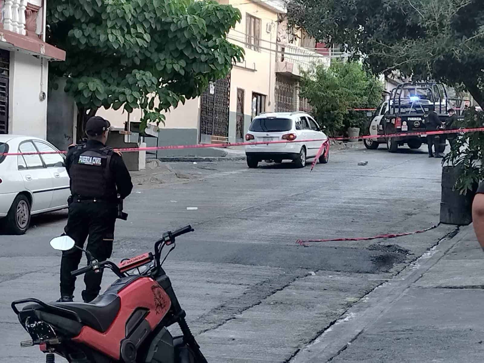 Cuando tripulaba su camioneta un hombre fue ejecutado a balazos por delincuentes quienes se dieron a la fuga a lo alto de la zona sur de Monterrey.