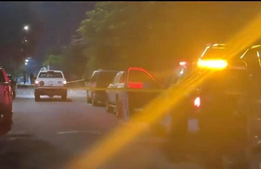 Dos jóvenes fueron ejecutados en calles de la Colonia Urbivilla del Real, la madrugada de ayer en el municipio de Benito Juárez.