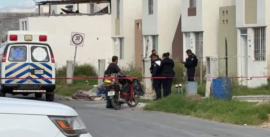 Un hombre fue asesinado a cuchilladas mientras que otro resultó gravemente herido, al ser atacados por dos sujetos que fueron detenidos en el interior de un domicilio, en Escobedo.