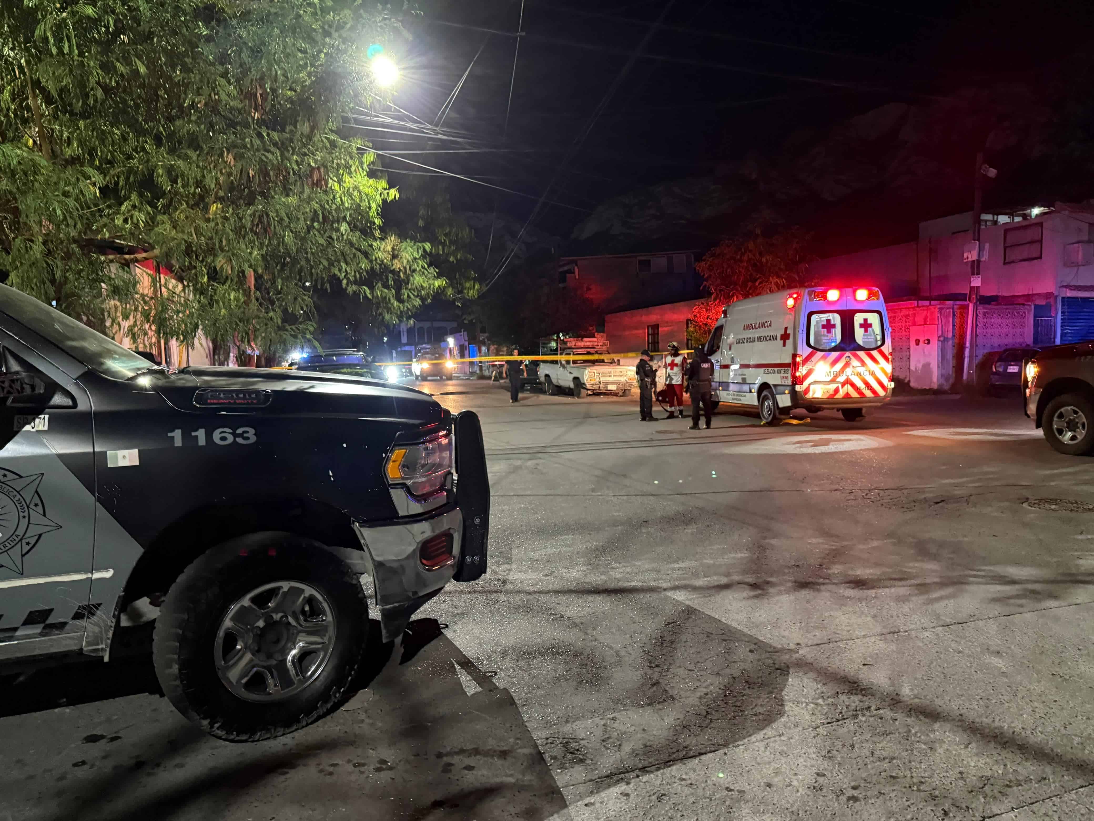 Cuando se desplazaba en su vehículo y descender del mismo para refugiarse en una tienda, un hombre fue herido a balazos por un delincuente quien se cubría el rostro, en Santa Catarina.