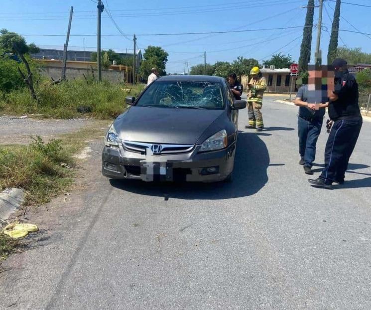 Lesiona a motociclista con su auto