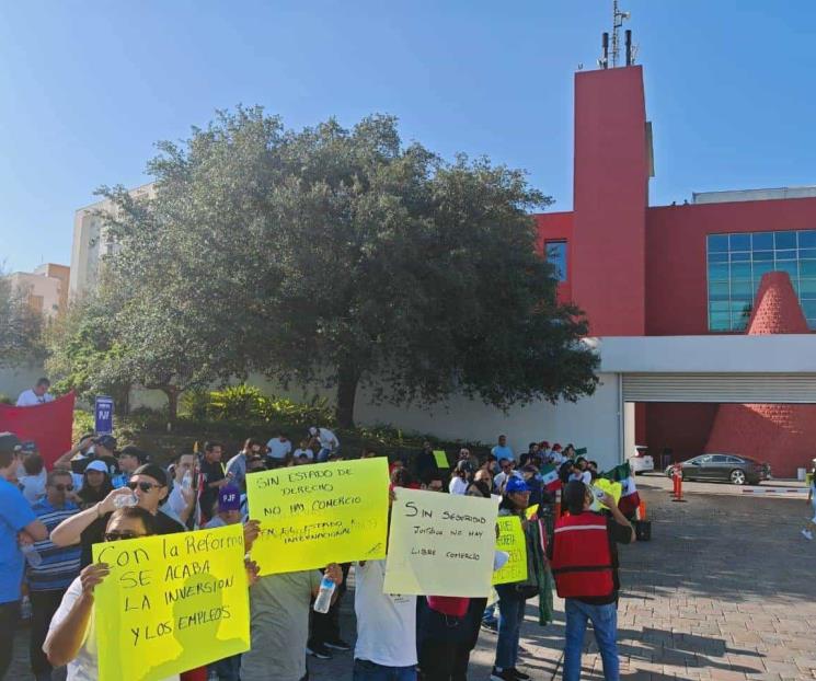 Llevan trabajadores del PJF sus manifestaciones al Club Industrial