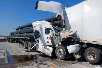 Queda trailero prensado en choque