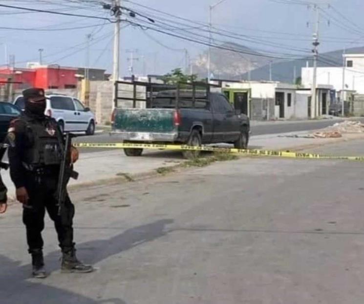 Encuentran a hombre asesinado en patio de casa