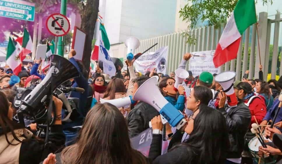 Trabajadores del Poder Judicial protestan afuera del Senado