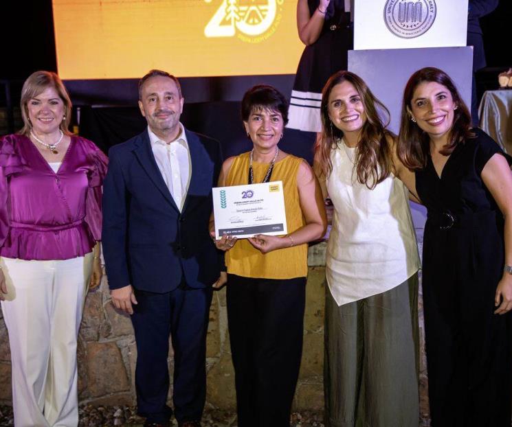 Celebran 20 aniversario con reconocimientos a la lealtad de docentes