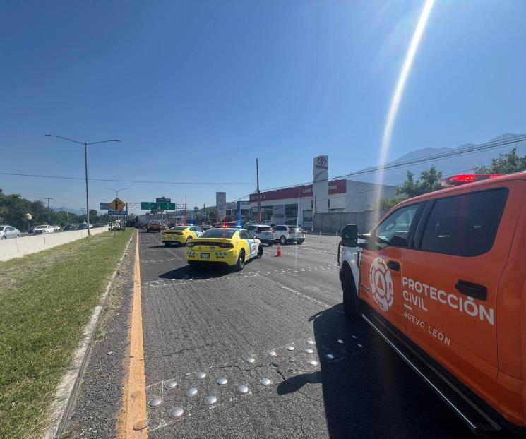 Resulta grave operador de tráiler al chocar contra anuncio