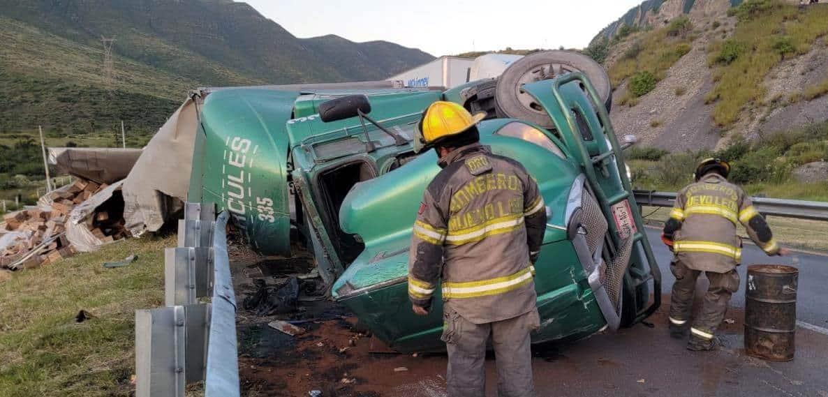 Vuelca tráiler en García