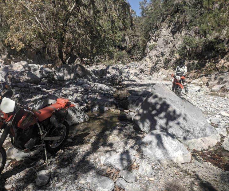 Rescatan a motociclistas en Santiago