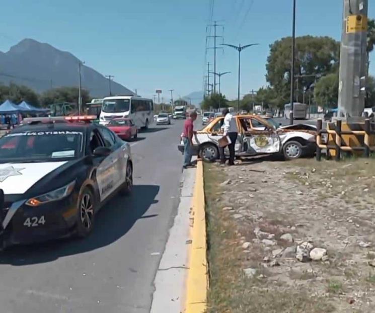 Choca en su taxi y resulta lesionada