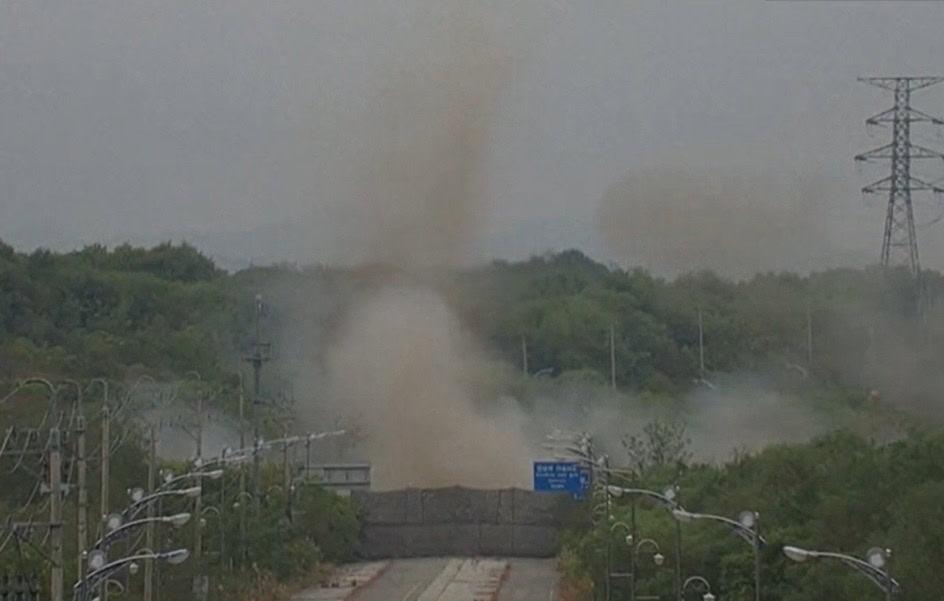 Así fue la explosión de carreteras entre Corea del Sur y del Norte