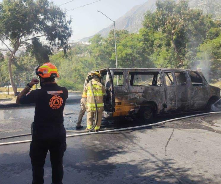 Arde transporte escolar en SC