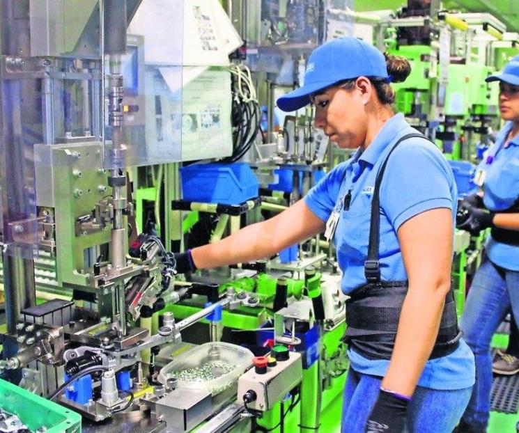 Empleo manufacturero retrocedió en agosto: Inegi