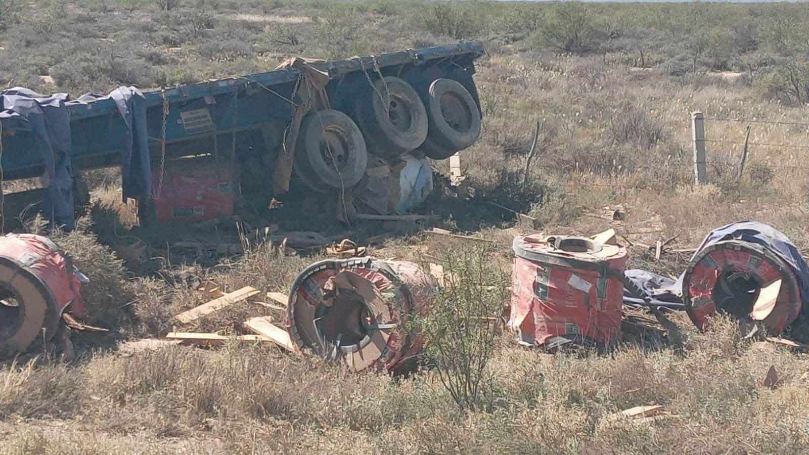 Un conductor terminó con diversas lesiones, al volcar su tráiler cargado de rollos de acero, en el municipio de Mina, Nuevo León.