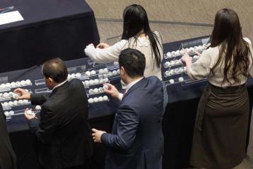 Senadores del PAN alistan amparos contra t&oacute;mbola judicial