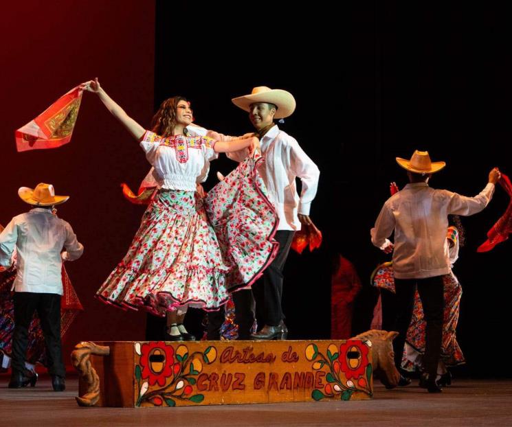 Engalana el folklor los 40 años del Teatro de la Ciudad