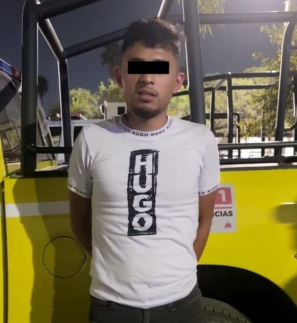 Un joven fue detenido por oficiales de la Policía de Investigación de Monterrey, luego de presuntamente encontrarle en su poder cinco bolsas con una sustancia sólida similar a la droga tipo cristal y una pistola escuadra calibre .45, con ocho cartuchos hábiles, en el centro de la ciudad.