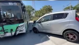 Un total de cuatro personas lesionadas, fue el saldo que dejó un choque entre un camión urbano y un automóvil particular en el municipio de Juárez.