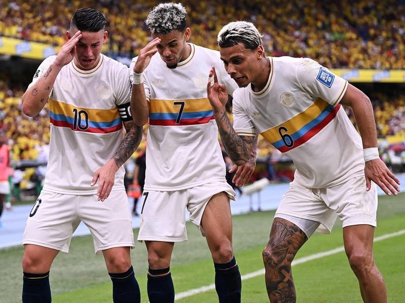 Colombia golea a Chile y sigue de segundo