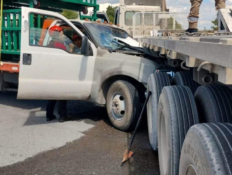 Impacta camión de carga contra tráiler