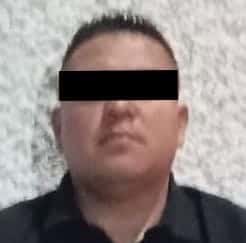 En portación de un arma de fuego sin el permiso correspondiente, un hombre que aseguró ser escolta privado, fue detenido por elementos del Grupo de Reacción Inmediata de la Secretaría de Seguridad Pública y Vialidad de Santiago y de Fuerza Civil del Estado, cuando conducía a exceso de velocidad por la Carretera Nacional.