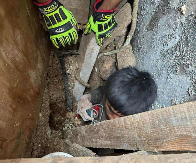 Termina atrapado tras derrumbe de pared de tierra en García