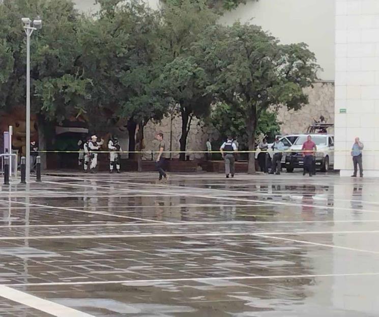 Dejan cráneo humano frente a Museo de Historia Mexicana 