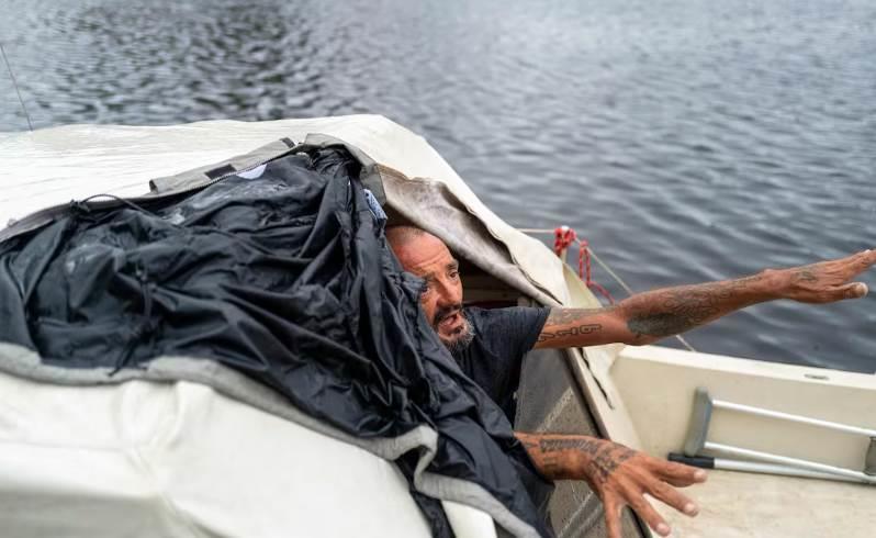 Detienen al Teniente Dan en Florida; enfrentaba huracanes en barco