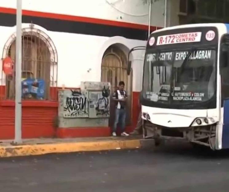 Deja choque entre camión urbano y auto 3 heridos en el Centro de Mty