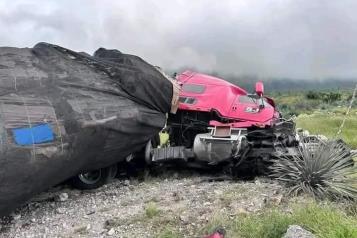 Resulta operador herido al volcar su tráiler