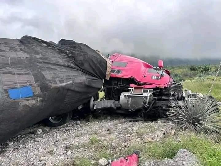 Resulta operador herido al volcar su tráiler