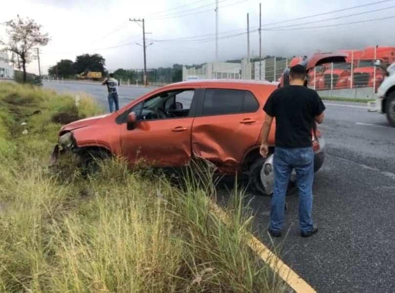 Sufre volcadura en la Carretera Nacional