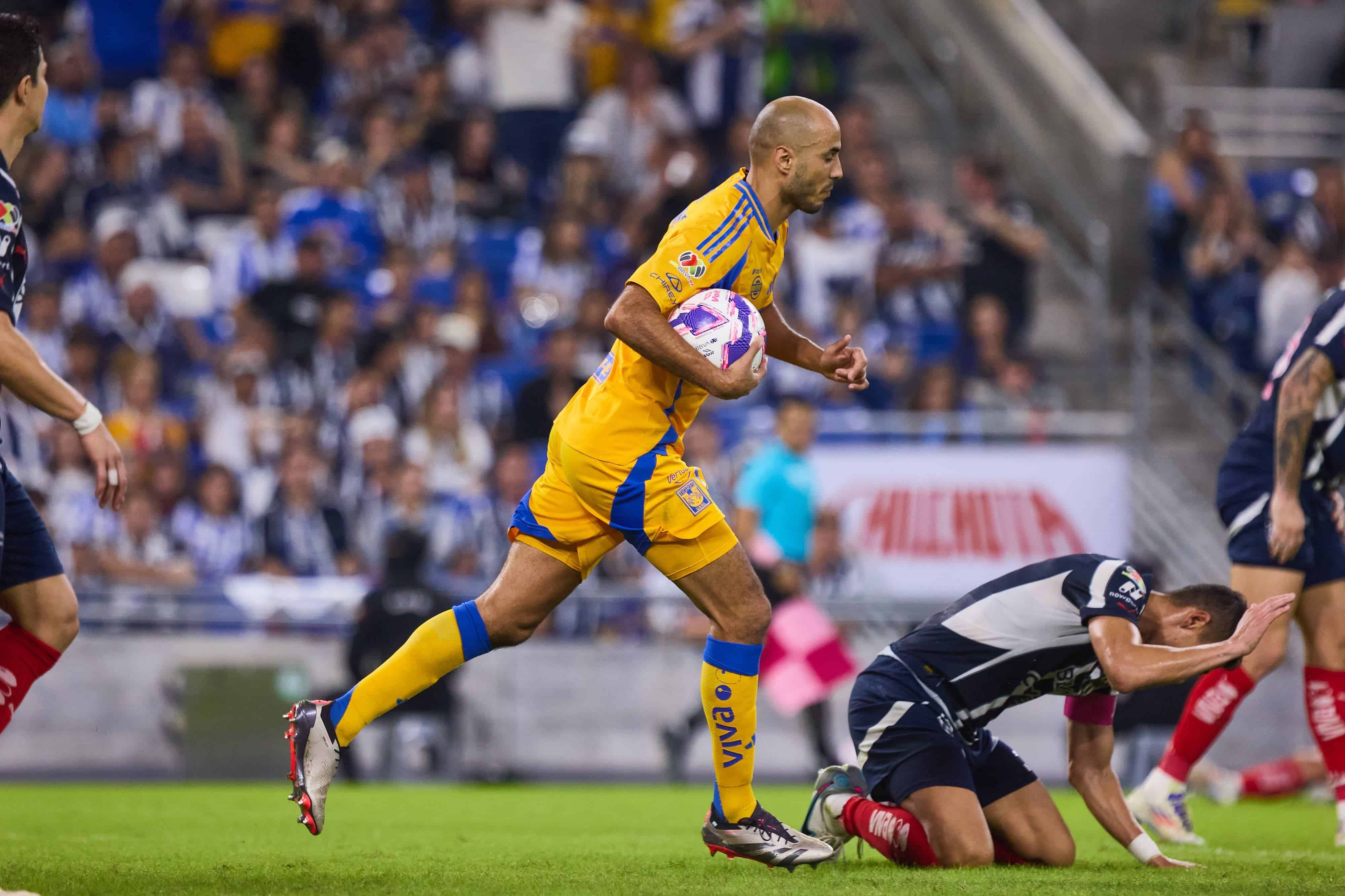 Guido Pizarro anota.