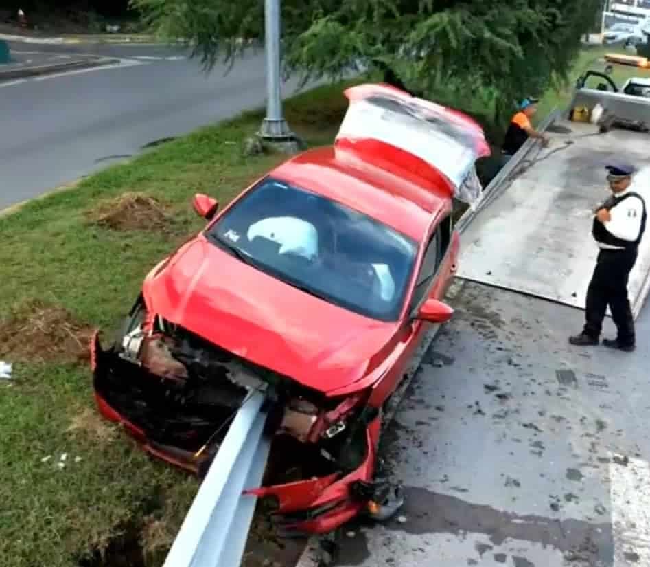 Un conductor estuvo a punto de morir, luego de impactar su automóvil contra una valla metálica, que penetró el motor de su unidad, llegando casi hasta la zona del volante en el municipio de Guadalupe.