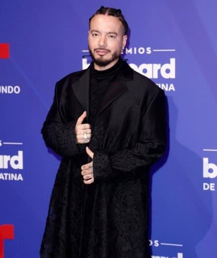 Lanza emotivo llamado J. Balvin en los Premios Billboard 2024