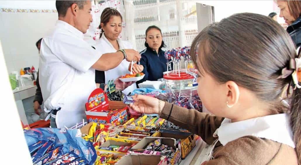 A partir de marzo 2025 quedará prohibida comida chatarra en escuelas