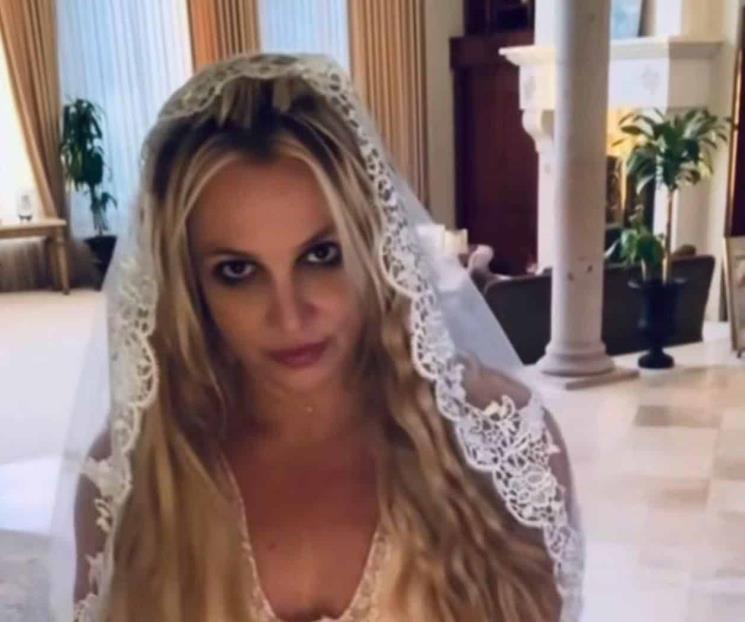 Britney Spears se viste de blanco y "se casa" consigo misma