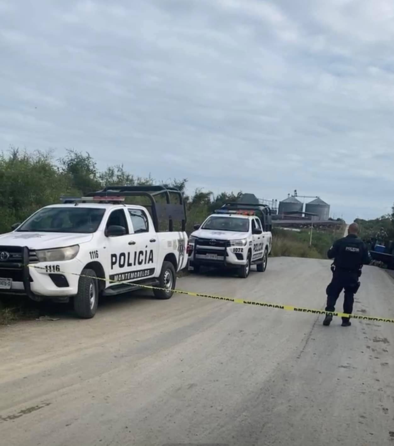 La Fiscalía General de Justicia del Estado, indaga la muerte de un hombre que fue encontrado colgado de un árbol frente a una empresa de engorda de ganado en Montemorelos, debido a que presenta huellas de violencia.