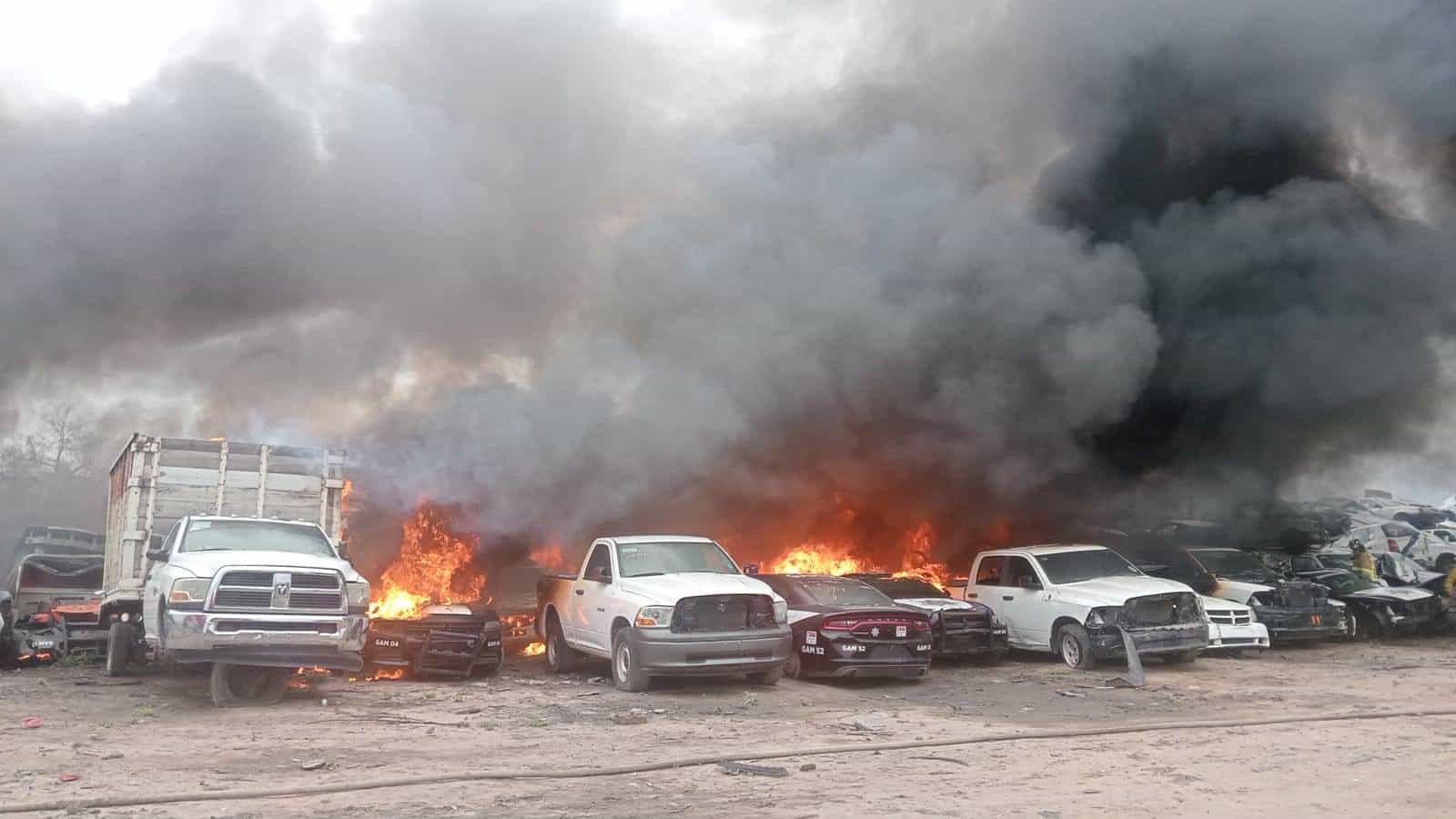 El incendio al interior de Garage y Talleres movilizó a los cuerpos de rescate, quienes iniciaron las labores de sofocamiento, en El Carmen.