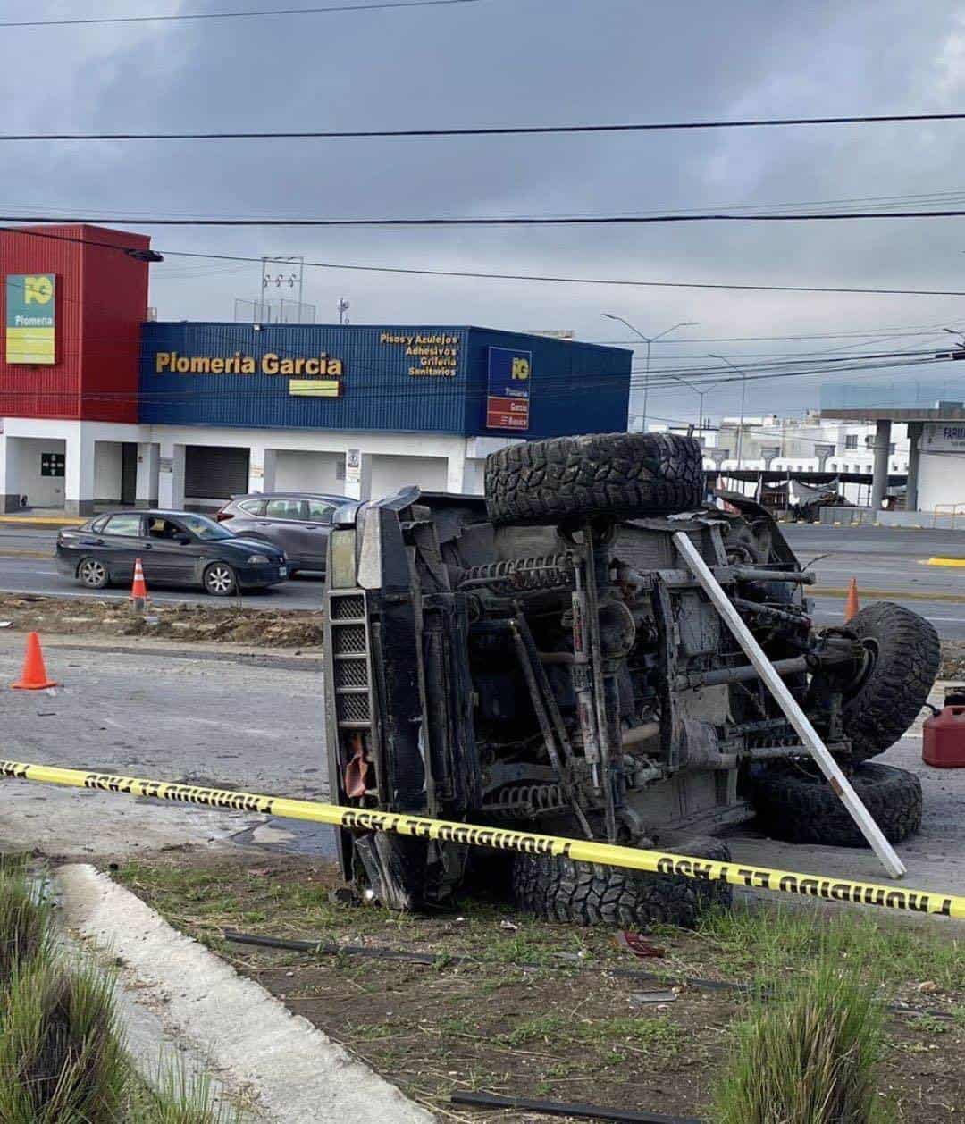 Un hombre perdió la vida en forma trágica, luego de volcar su camioneta cuando se desplazaba en calles de la Colonia Rinconada Colonial en el municipio de Apodaca.