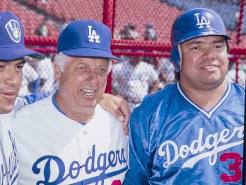 Reaparece Fernando Valenzuela tras hospitalización