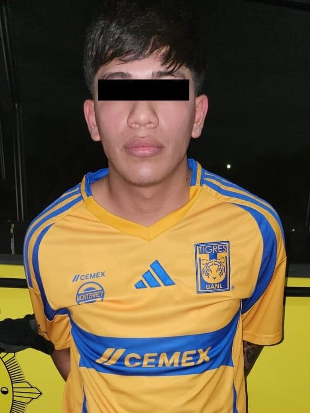 Además de tener que afrontar la derrota del Clásico 139, un aficionado del Futbol Club Tigres, fue detenido por oficiales de la Policía de Monterrey, por la presunta portación de arma de fuego, en el Centro de la Ciudad.