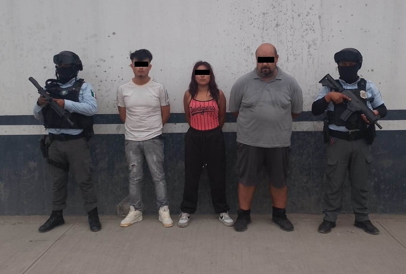 Elementos de la Policía de Monterrey, en conjunto con la Guardia Nacional, logró la detención de dos hombres y una mujer, que circulaban con armas en un vehículo, en la Colonia Industrial.